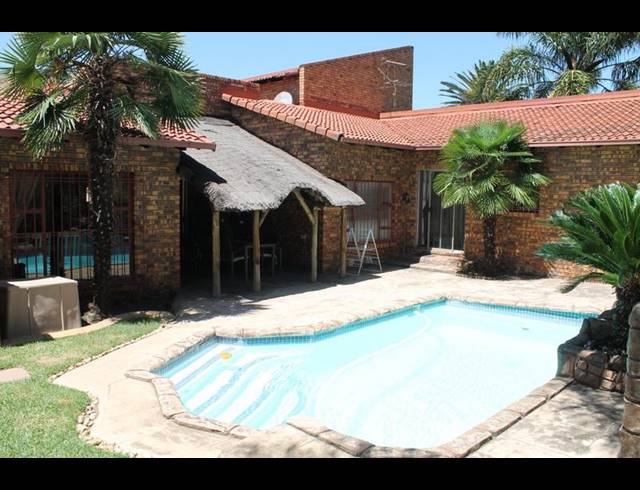 4 BEDROOM HOUSE FOR SALE IN MARAIS STEYN PARK